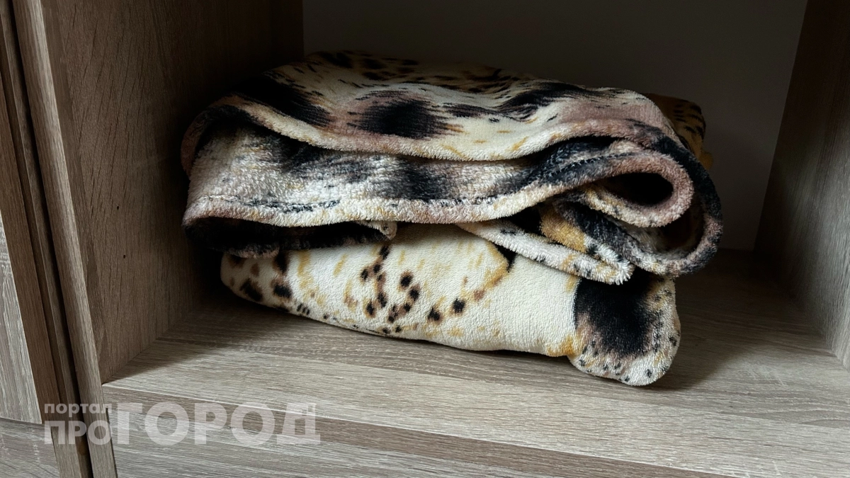 Дала вторую жизнь старому пледу: вот 5 способов использовать его — простые приёмы без шитья