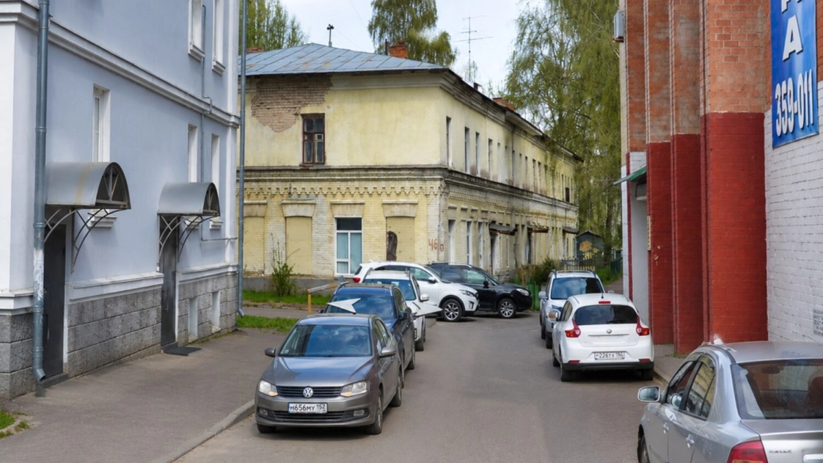 В центре Ярославля срочно отремонтируют дом 1904 года с режимом повышенной готовности