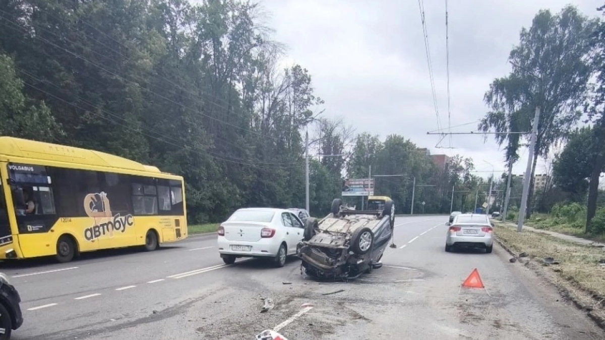 Всего секунды до удара в Ярославле: как «Лада» на скорости снесла «Ниссан» и скрылась с места