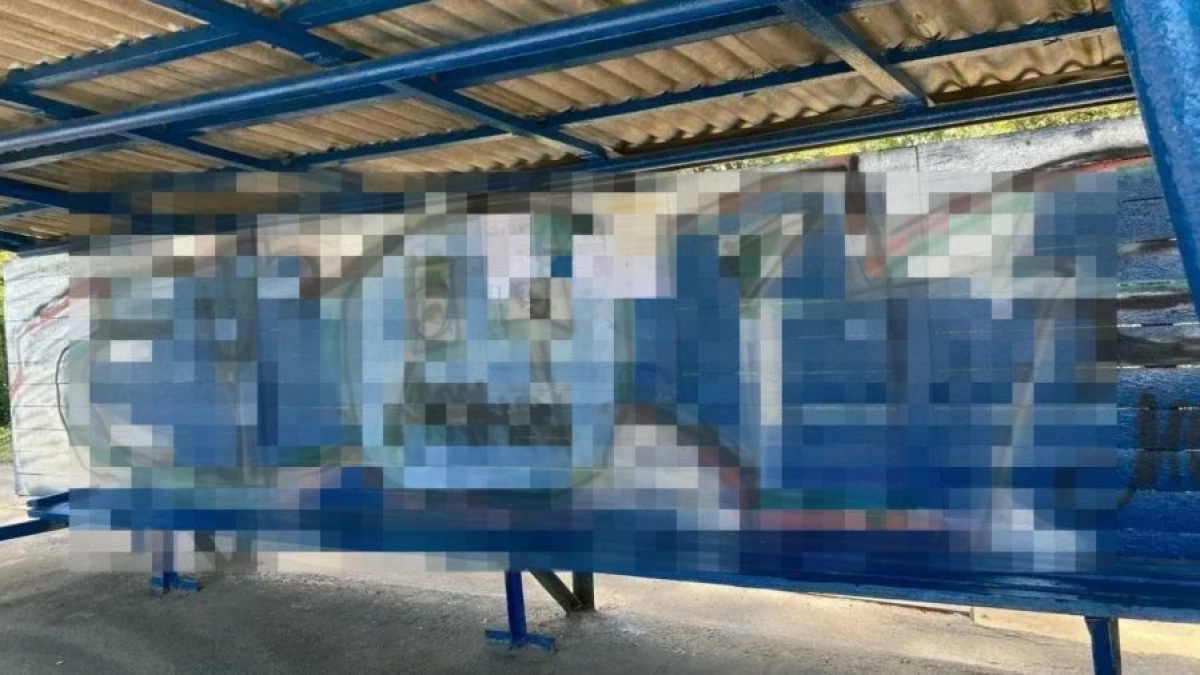В Рыбинске ищут тех, кто разрисовал остановку после недавнего ремонта