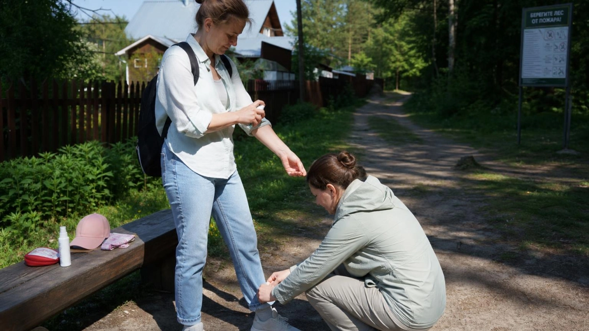 Нанесите это на щиколотки и забудьте о клещах: метод, который работает в июльскую жару