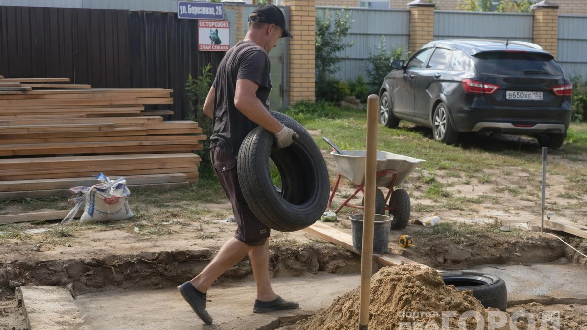 Старые шины превращаю в дачную классику: 5 идей, когда они нужны не только для клумб