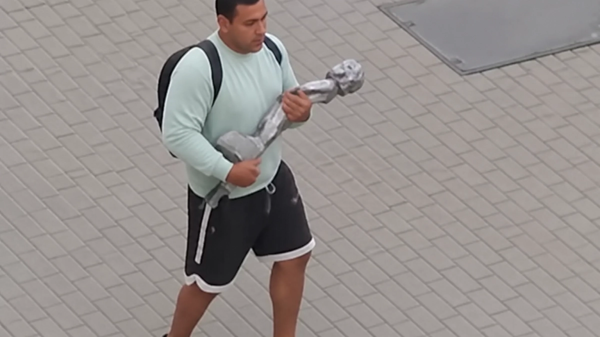 В центре Ярославля из кафе украли фигуру мальчика: момент попал на камеры