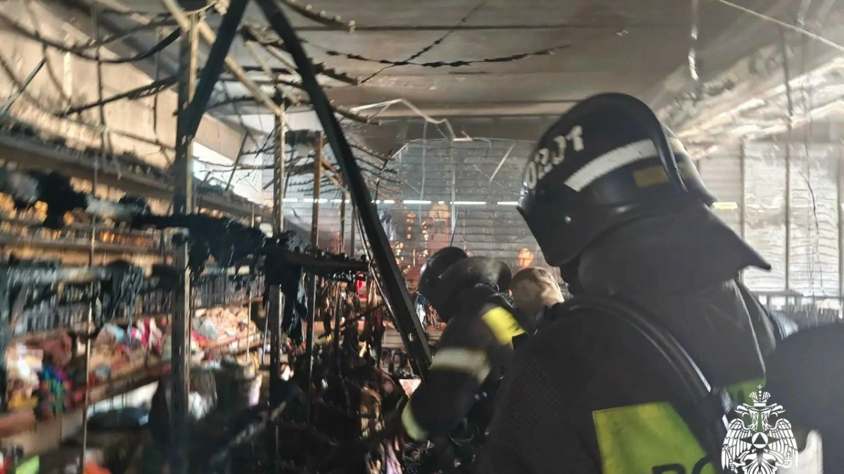 В Тутаеве загорелся второй этаж здания: как пожарные спасли людей и не допустили жертв