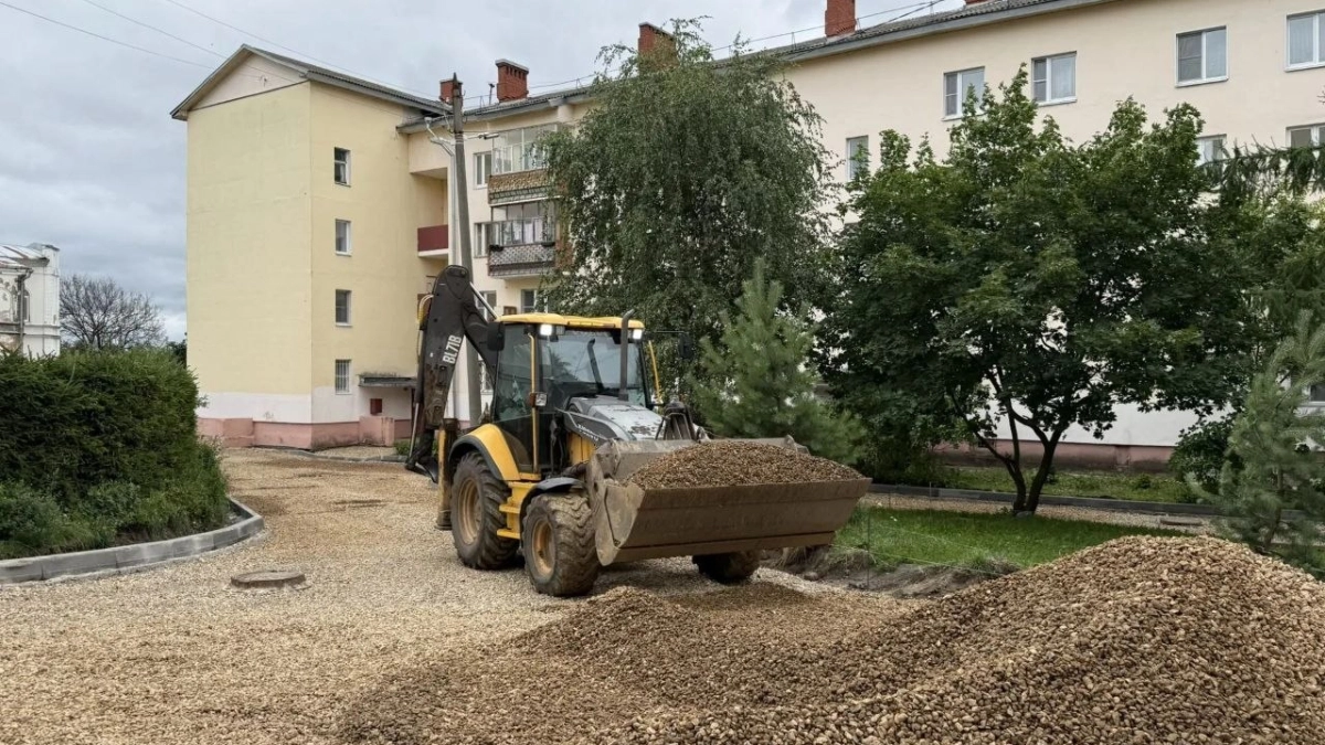 111 проектов за лето: в Ярославле и области обновляют дворы, а жители получают новые площадки, парковки и освещение в своих дворах