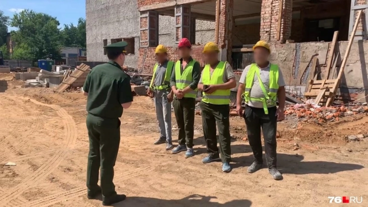 На стройке в Ярославле проверили мигрантов на воинский учет и не нашли нарушений