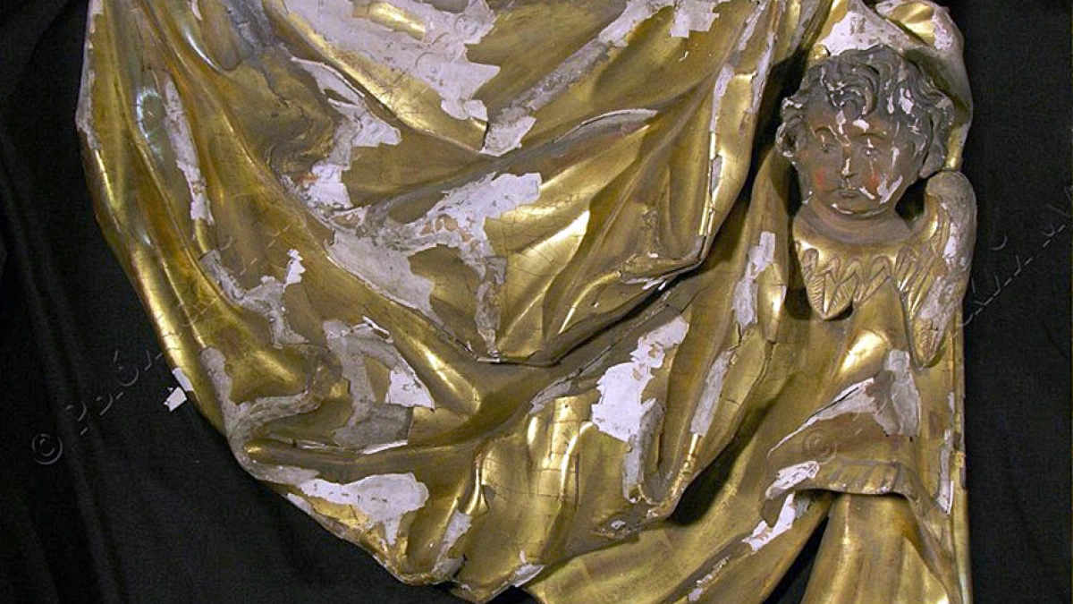 Студенты в Рыбинске реставрируют горельеф с ангелами из иконостаса Никольского собора