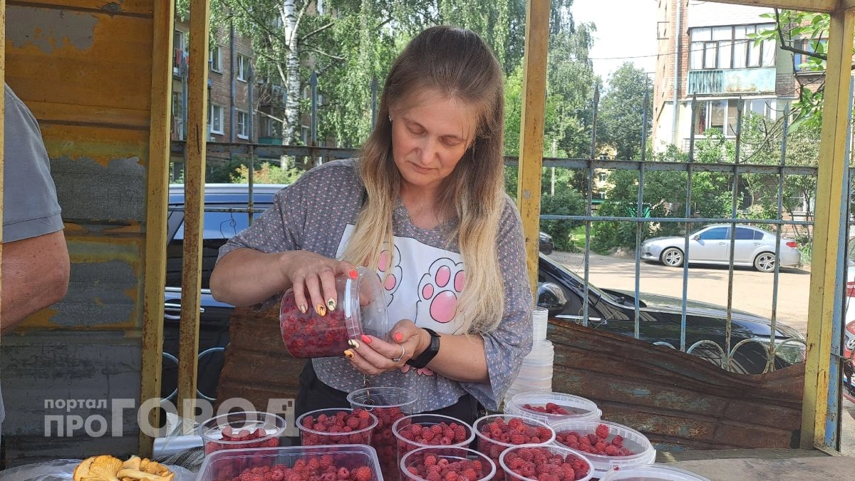 Продавщица ягод с Угличского рынка объяснила, что не перекупает, а собирает урожай в лесу