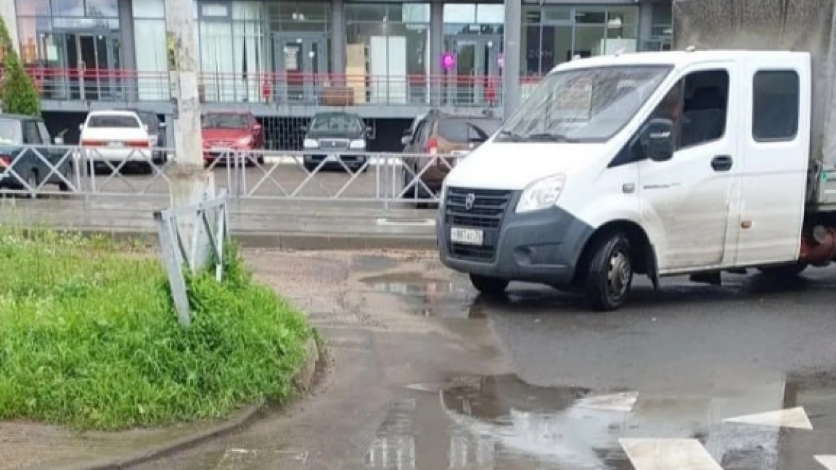Ливень ушел, а вода осталась в Ярославле: почему дорогу к ЖК Октябрь снова затопило