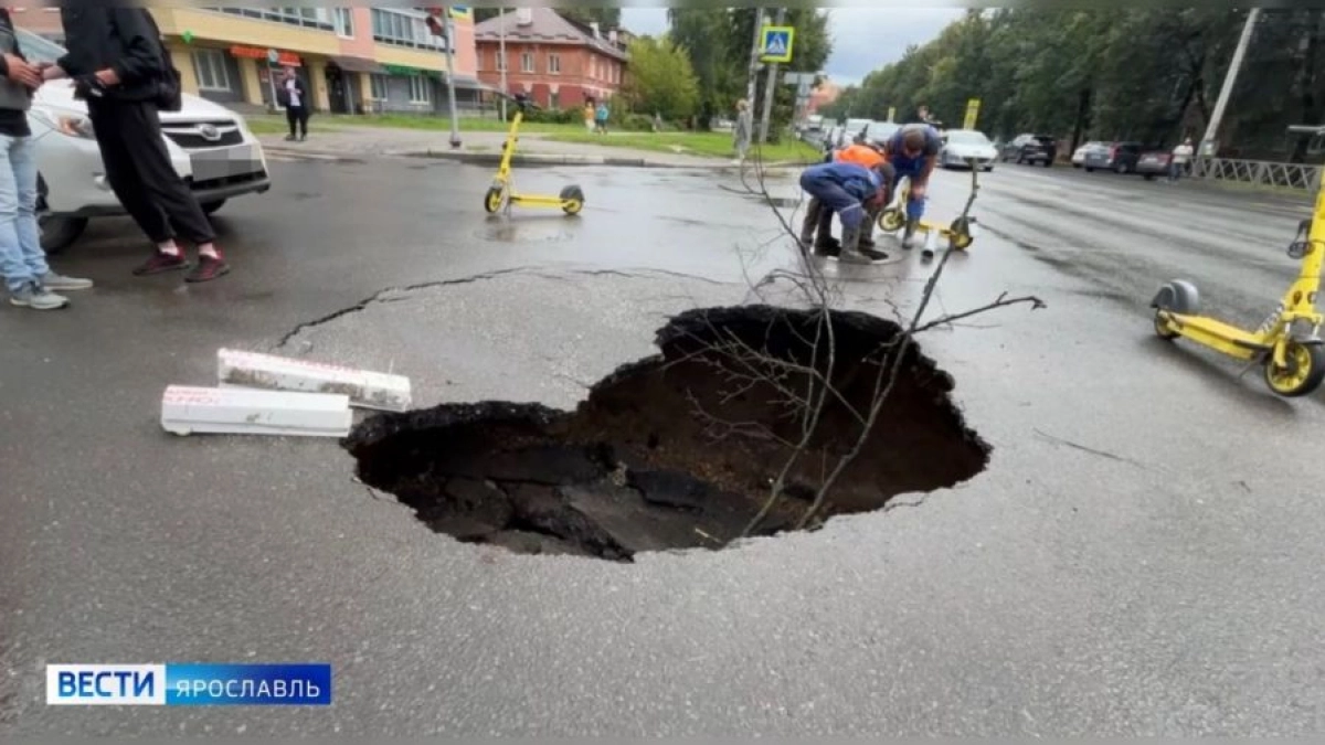 Провал на Угличской в Ярославле после ливня планируют устранить за 10 дней