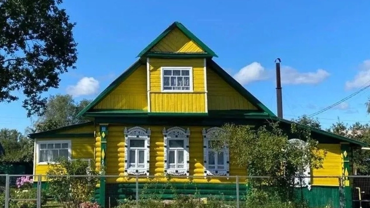 От фасадов до сноса руин: что происходит с домами вдоль дорог в Ярославской области прямо сейчас