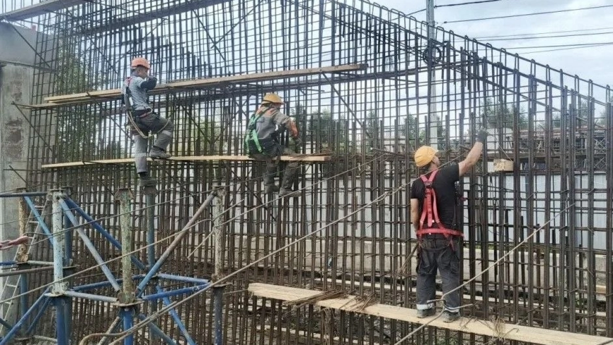 На стройке третьего моста возводят временный мост и объезд