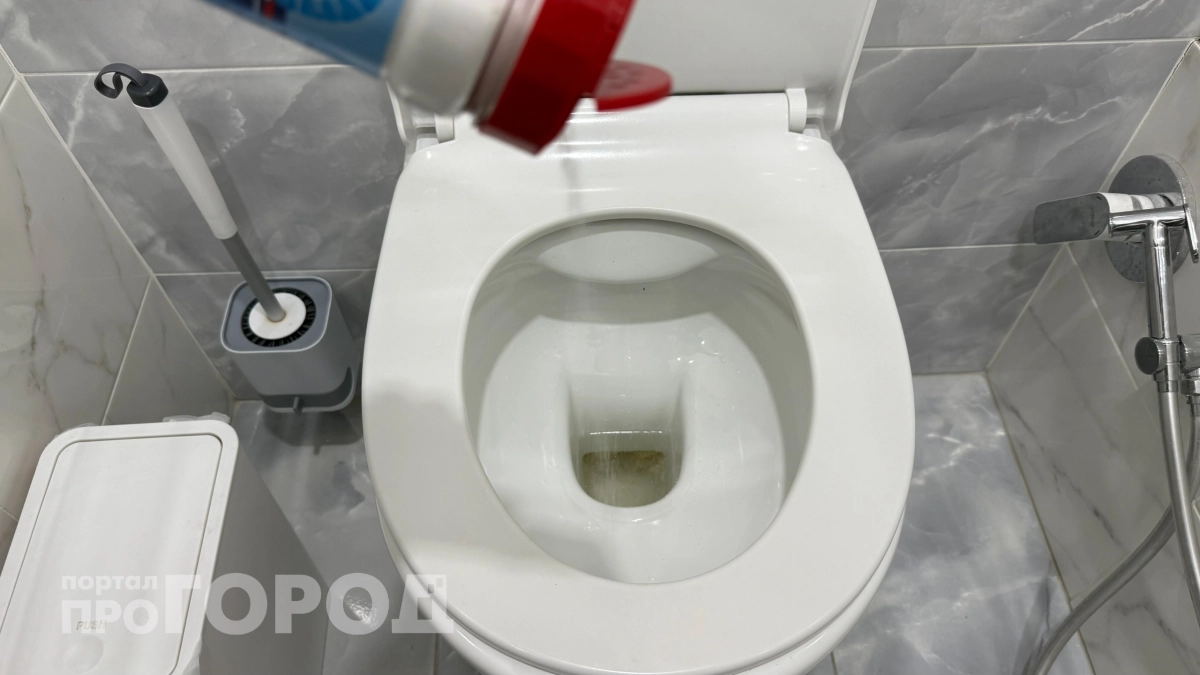 Забудьте про ершик и дорогую химию: просто приклейте бумагу к ободку унитаза для идеальной чистоты без усилий