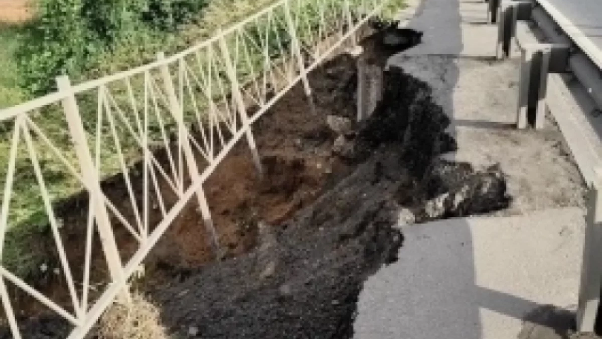 Провал на окружной дороге Ярославля огородили, прокуратура контролирует восстановление