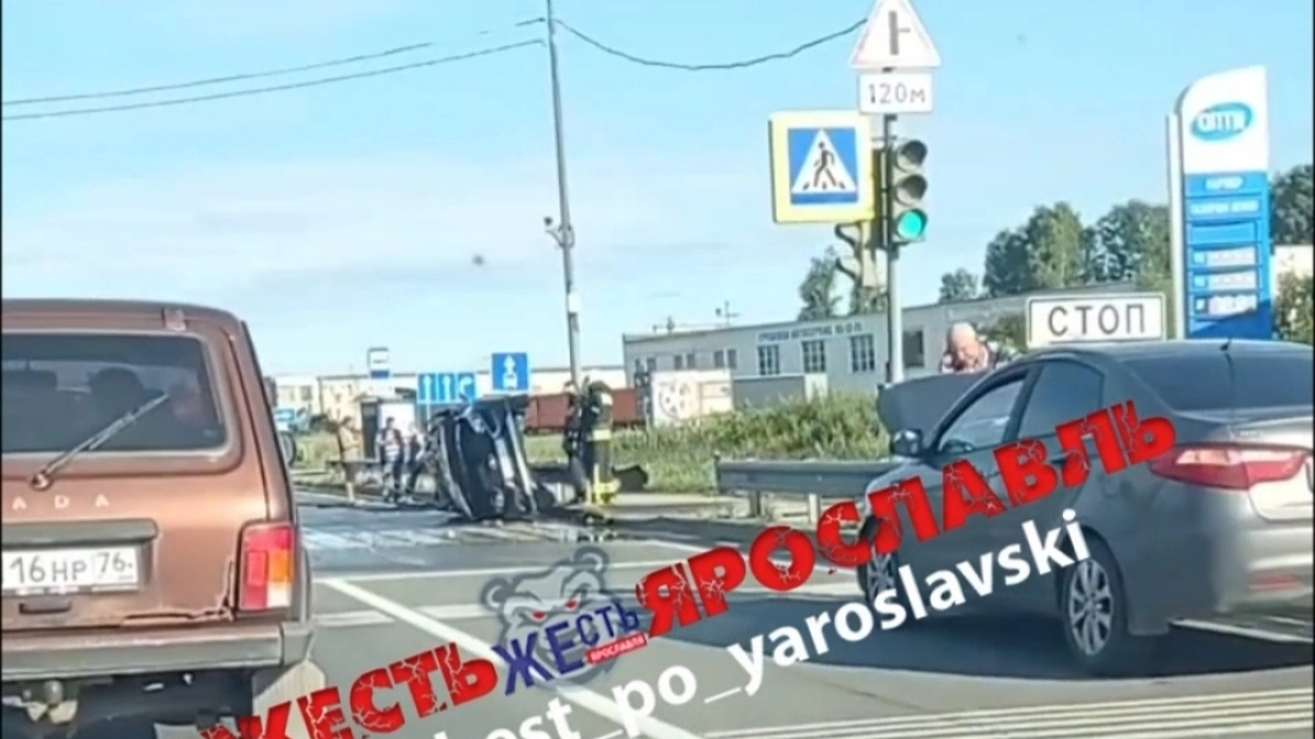 Утренняя авария на «пьяной» дороге: в Ярославле перевернулась легковушка