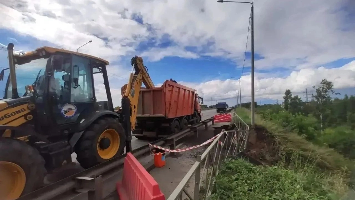 Дорога провалилась буквально за ночь: кто и почему теперь чинит опасный участок под Ярославлем