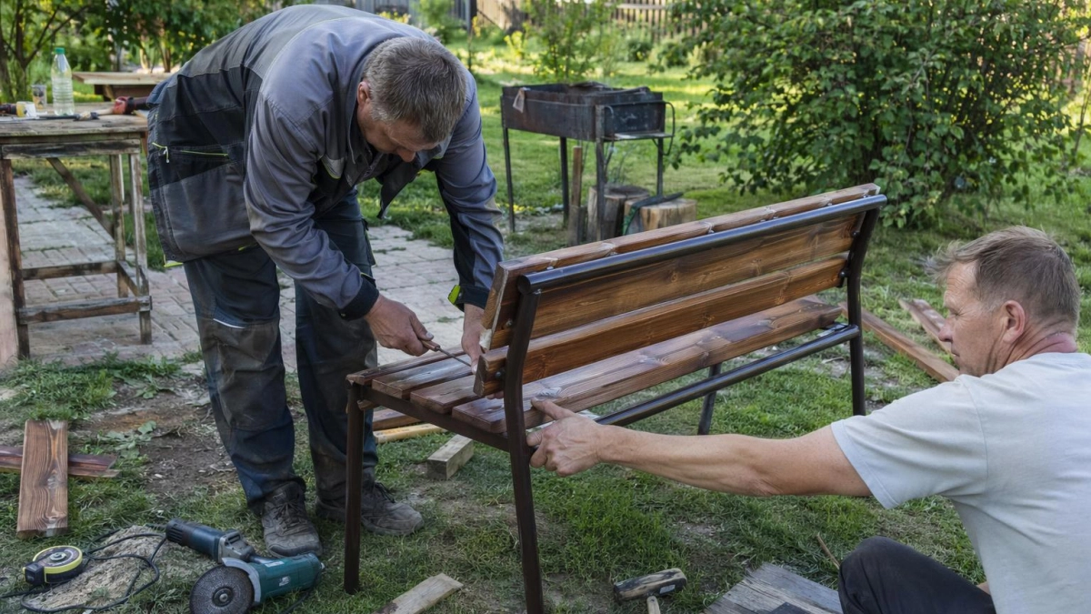 Хотела просто лавку у забора, а в итоге сделала место, куда все сбегаются на даче — рассказываю схему