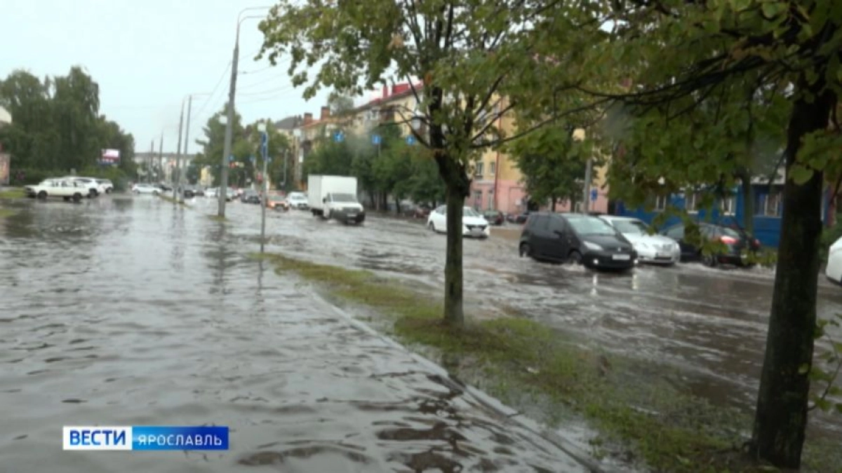 Власти Ярославля объяснили подтопления улиц после ливня засорами в ливневках