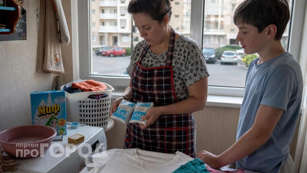Перестала тратить деньги на дорогую бытовую химию: добавила обычную соль в стирку и избавилась от пятен