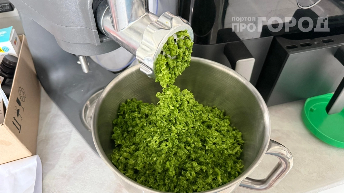 Забудьте про красную аджику: эта зелёная вкуснее и "витаминнее" в 100 раз — рецепт без лишних хлопот