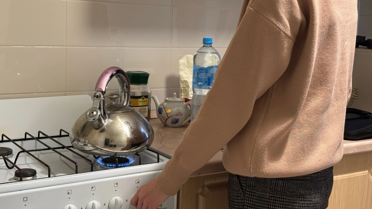 Засаленные ручки плиты очищаю за один подход: дешёвое средство растворяет даже застарелый жир