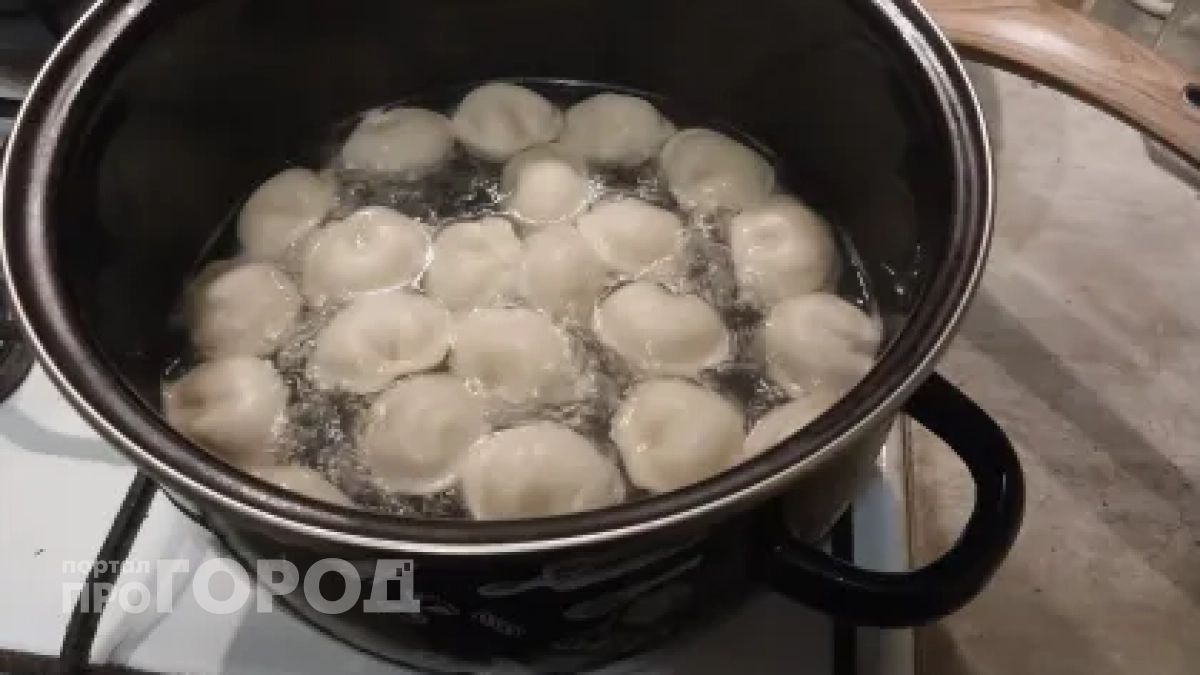 Один простой прием при варке пельменей делает их вкуснее: совет  опытной хозяйки