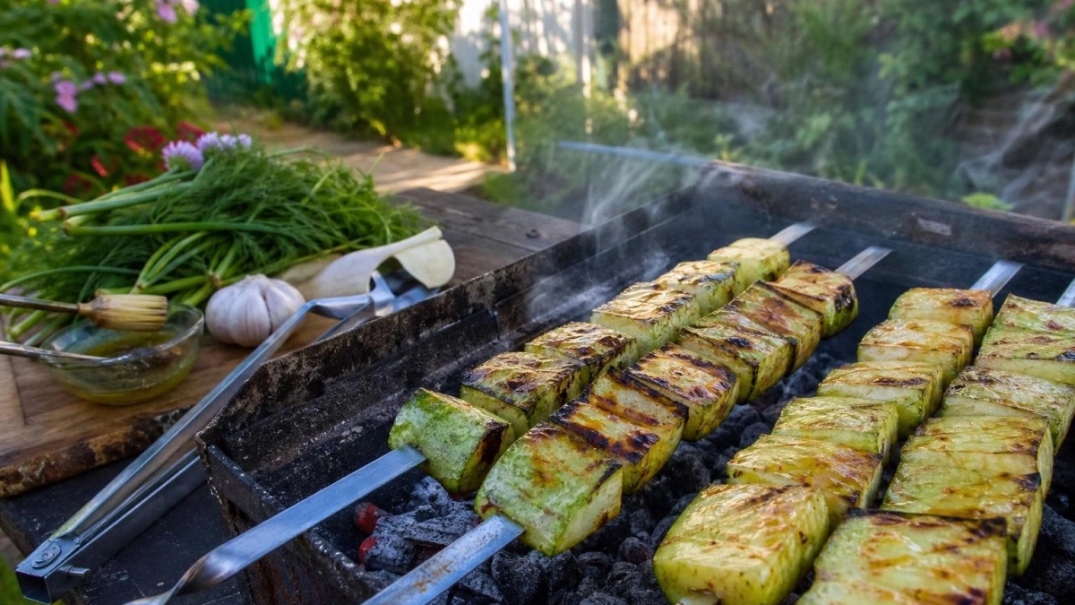 Мясо закончилось, а кабачки остались: как приготовить их на мангале так, что все приняли за отдельную закуску