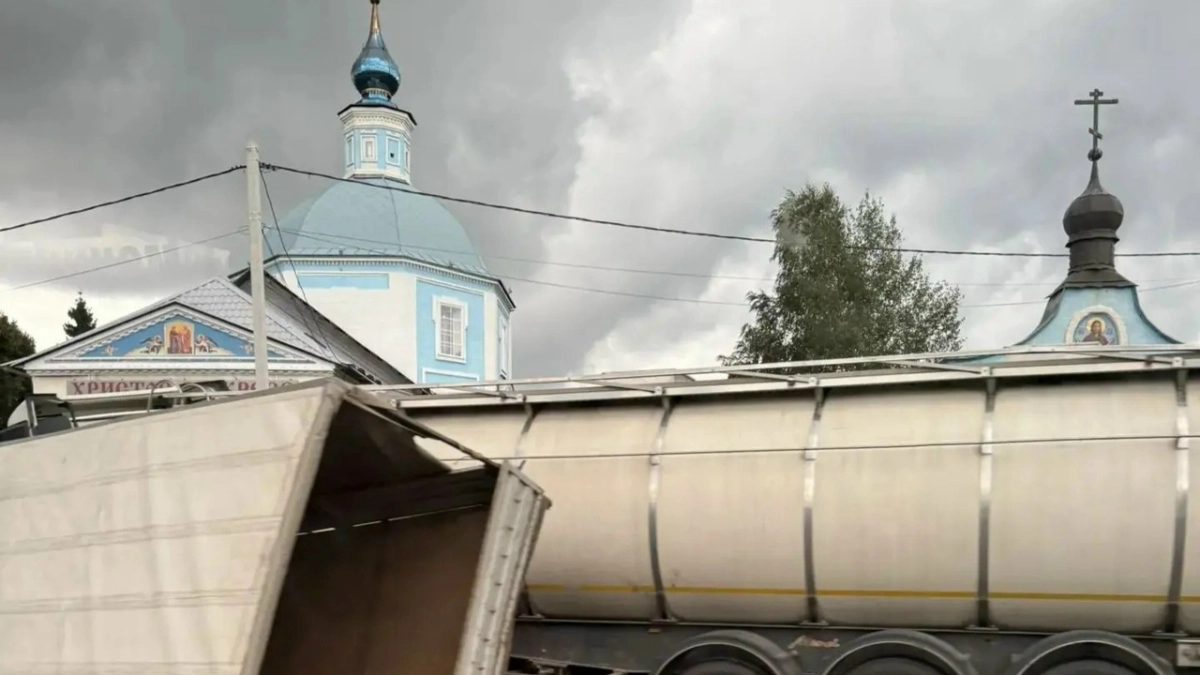 В аварии на М‑8 тяжело пострадал водитель «Ларгуса»