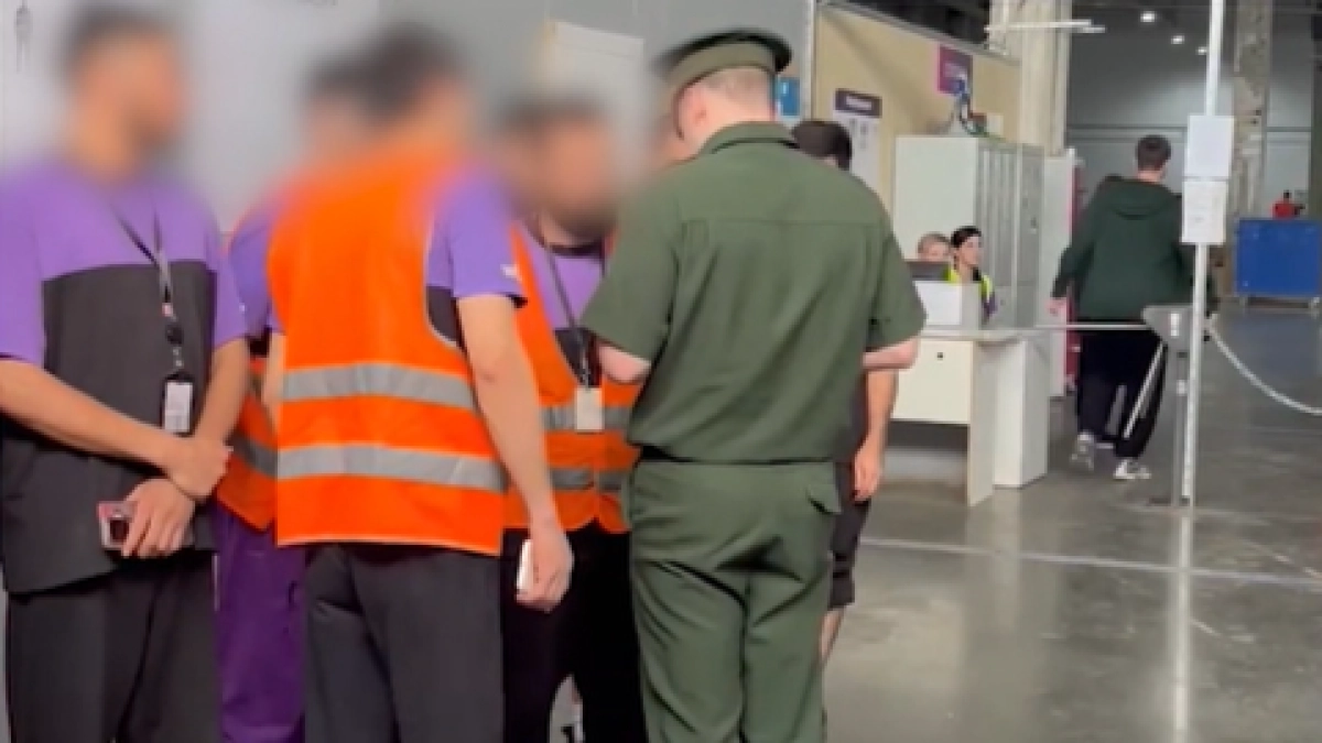 На складе маркетплейса в Ярославле после рейда выявили двух не состоявших на учете