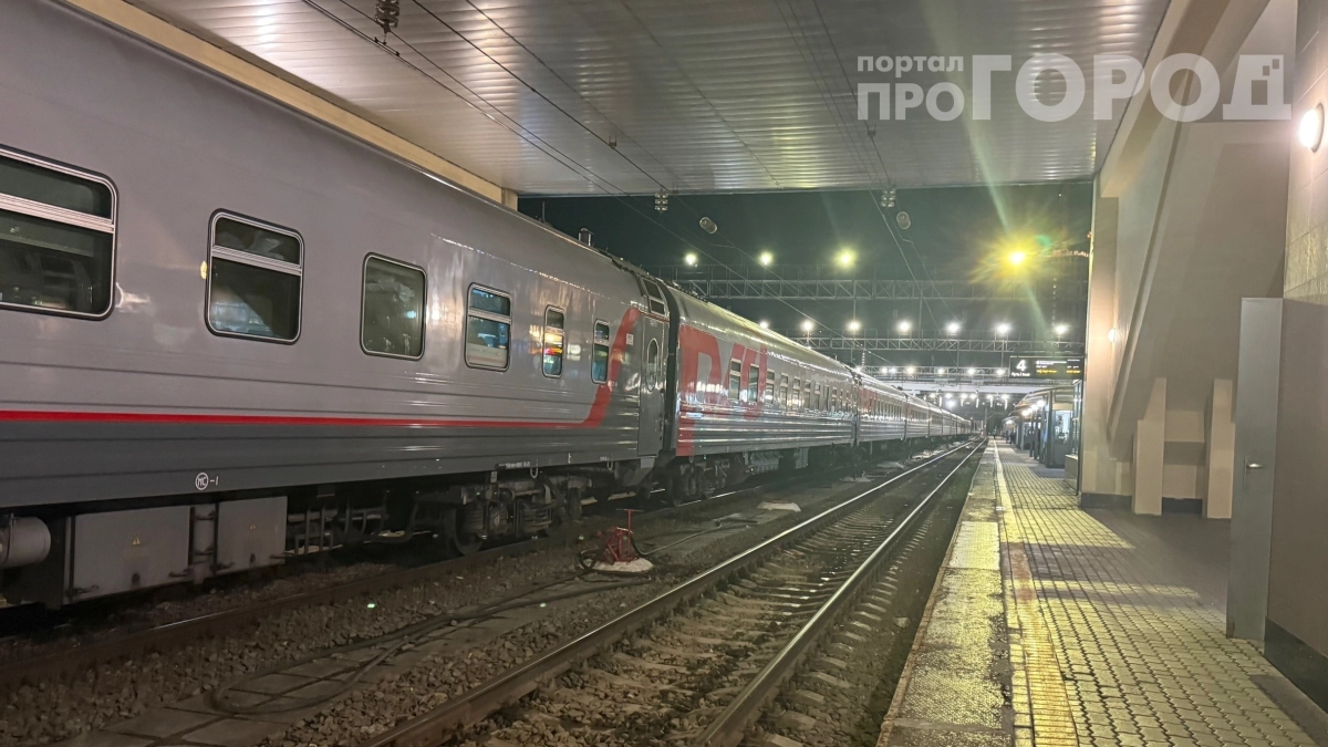 Не пустили за столик, хотя обязаны: проводница рассказала, как пассажиры уживаются в одном купе 