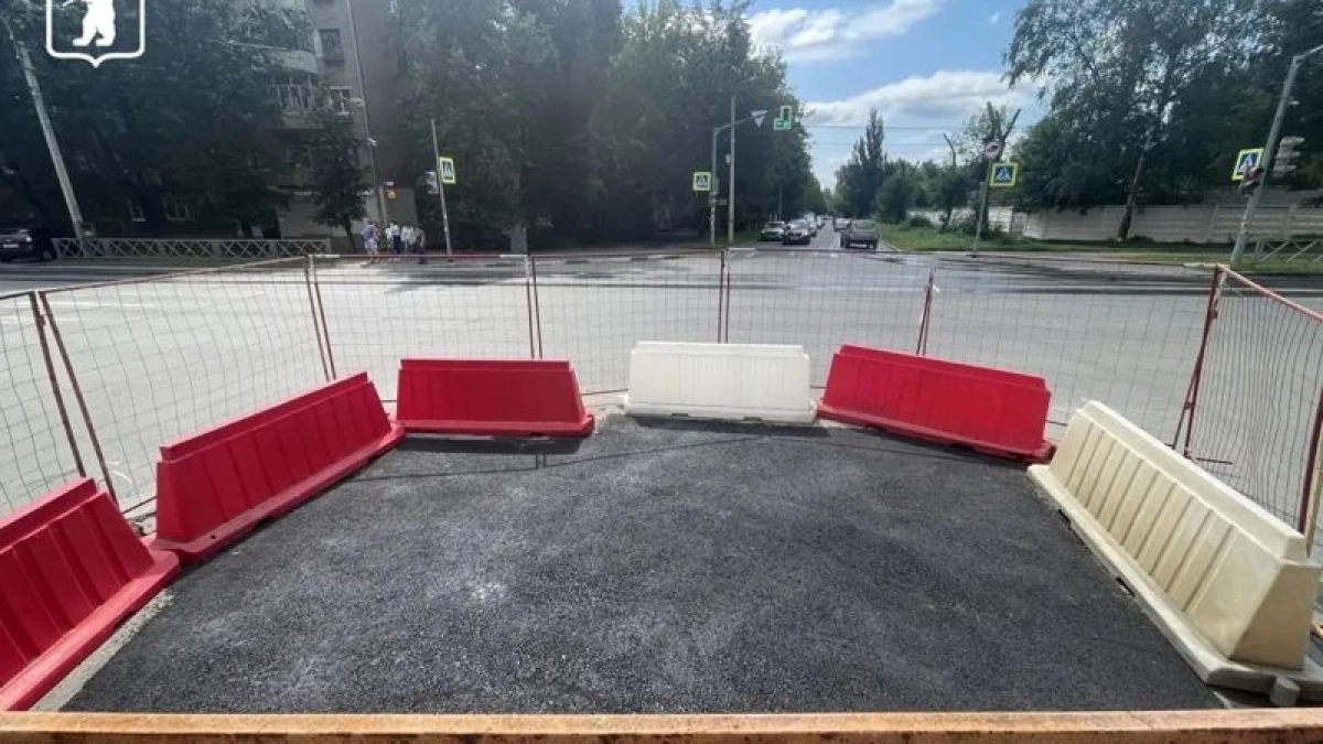 В Ярославле заасфальтировали провал на Угличской и Чехова после ремонта ливневки