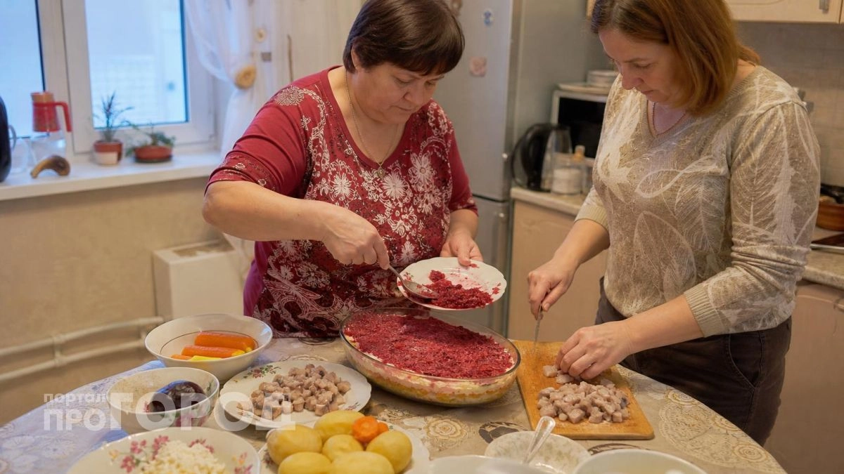 Больше не нужно мучиться с очередностью слоев в селедке под шубой: правильная схема для идеальной сочности