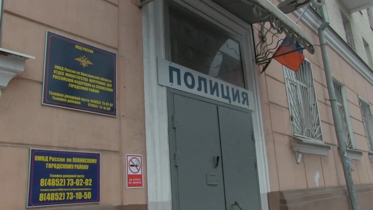 Не успел уехать: вор просто выкатил самокат из подъезда