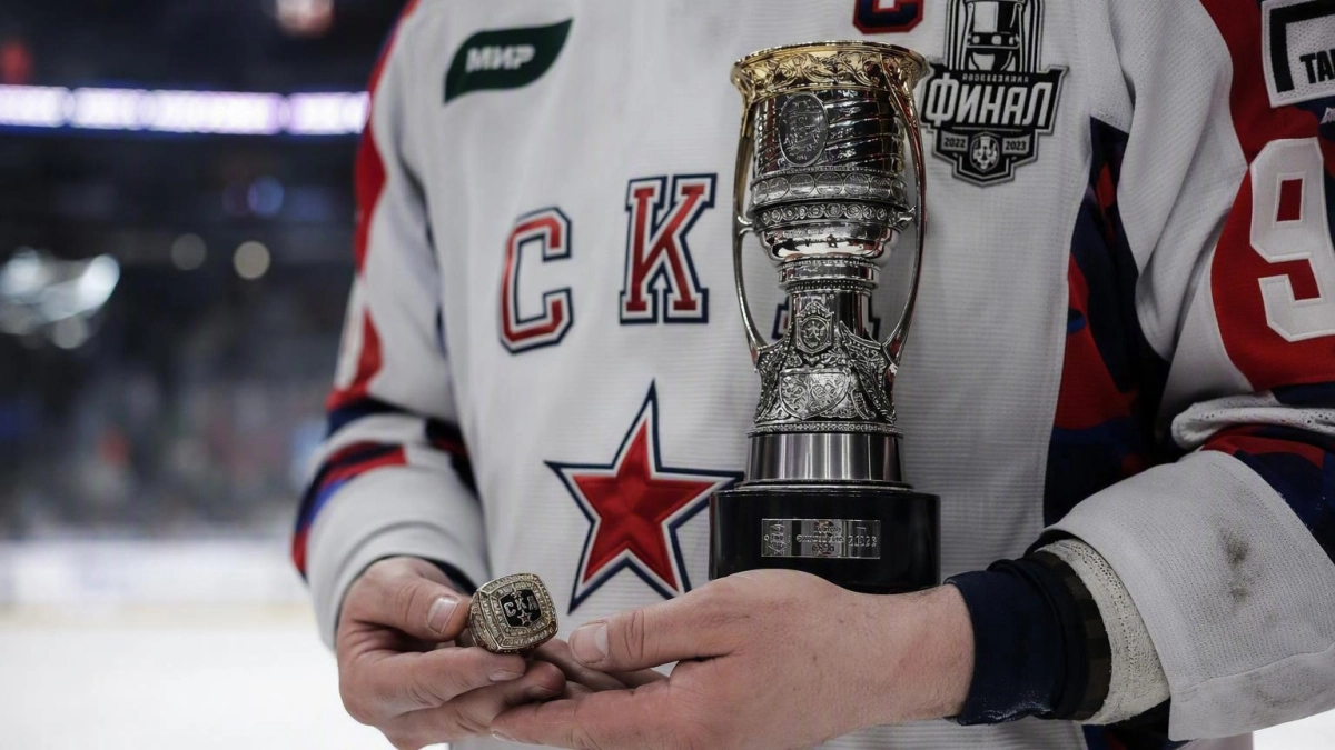 19-летний Егор Сурин показал чемпионские перстни и мини-копию Кубка Гагарина