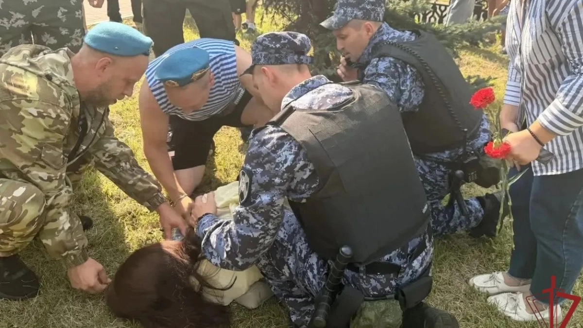 Побледнела и потеряла равновесие: как росгвардейцы спасли женщину на празднике ВДВ в Ярославле
