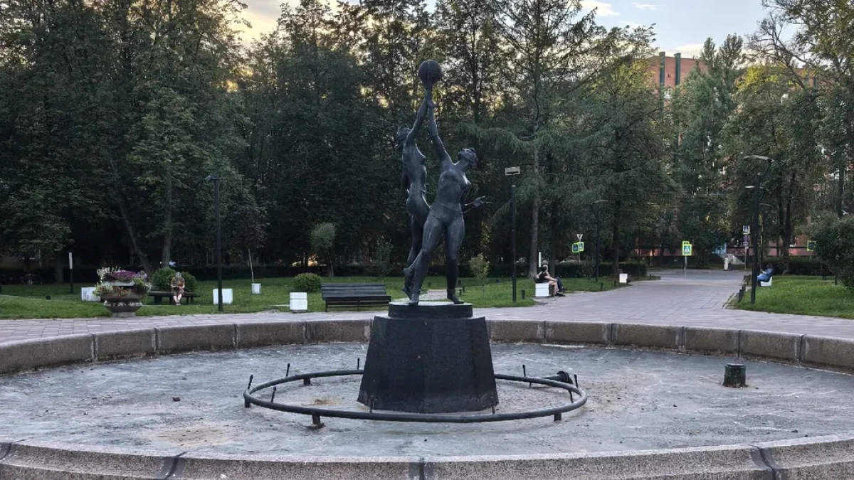 В центре Ярославля фонтан «Волейболисты» отключили на время профилактического ремонта