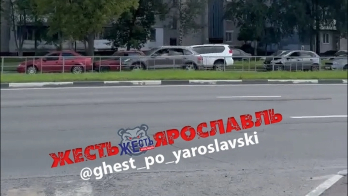 В Ярославле на проспекте Авиаторов столкнулись четыре автомобиля