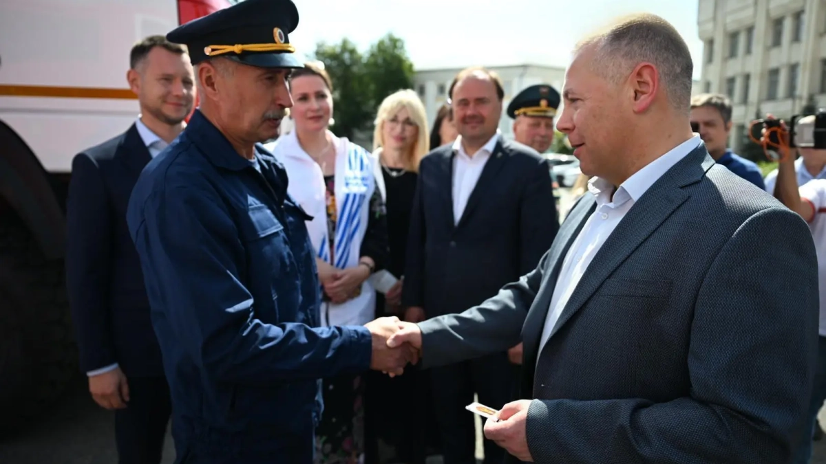 Евраев передал пожарным Ярославской области пять машин для защиты ключевых объектов