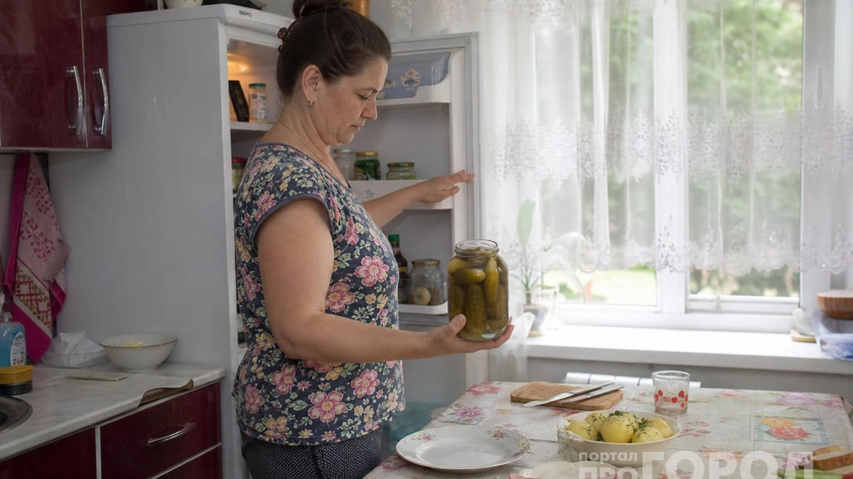 Открытые банки с капустой, огурцами и соленьями храню по несколько месяцев: хитрый трюк с водой - не портится и не темнеет
