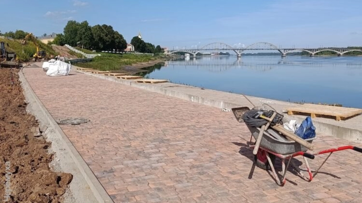 В Рыбинске завершили первый этап благоустройства Стрелки и перешли к укладке плитки