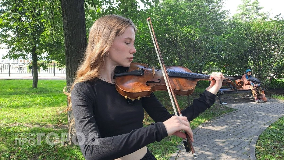 “Самое страшное - открыть футляр”: Ярославская скрипачка рассказала, почему играет на улице и что держит ее в профессии