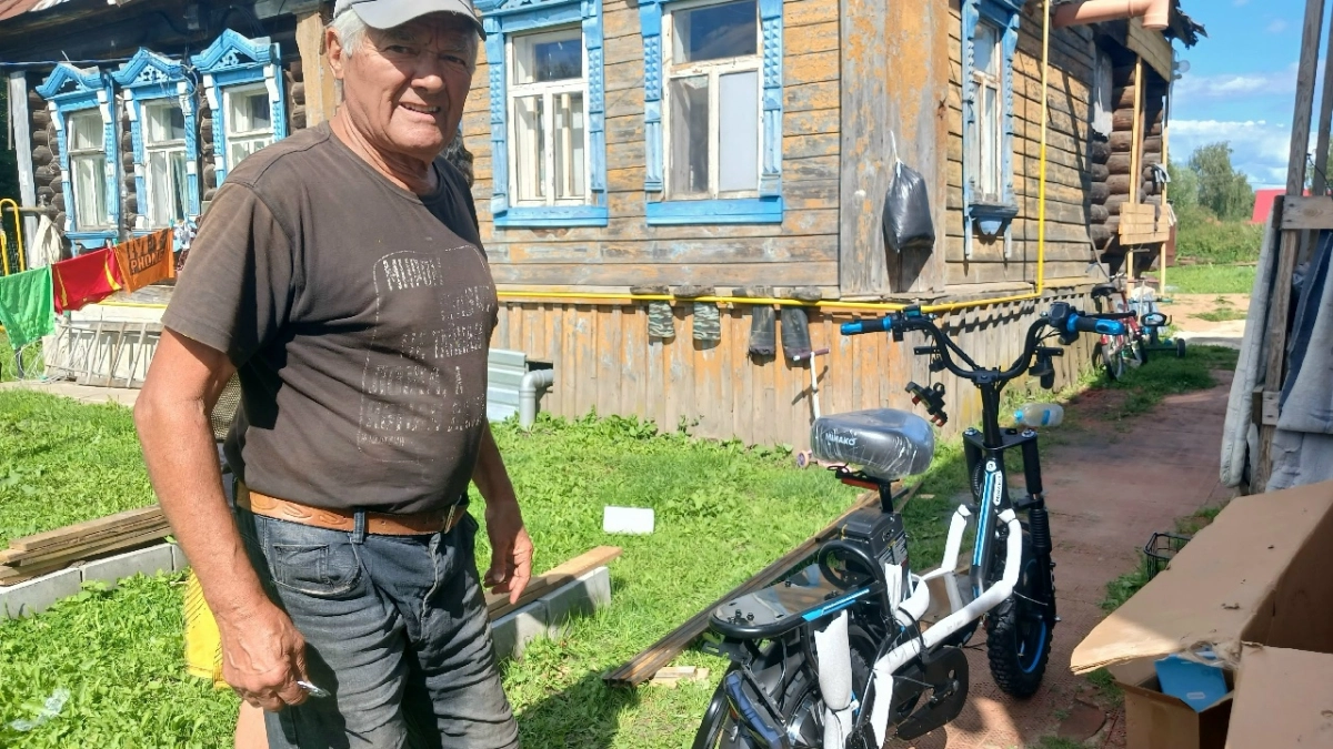 Жители ярославского поселка «всем миром» купили электровелосипед 74-летний дворнику