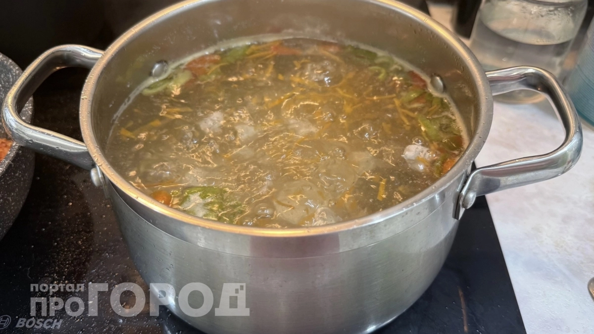 Вы совершаете эту ошибку при варке куриного бульона: уберите этот популярный ингредиент для чистого вкуса