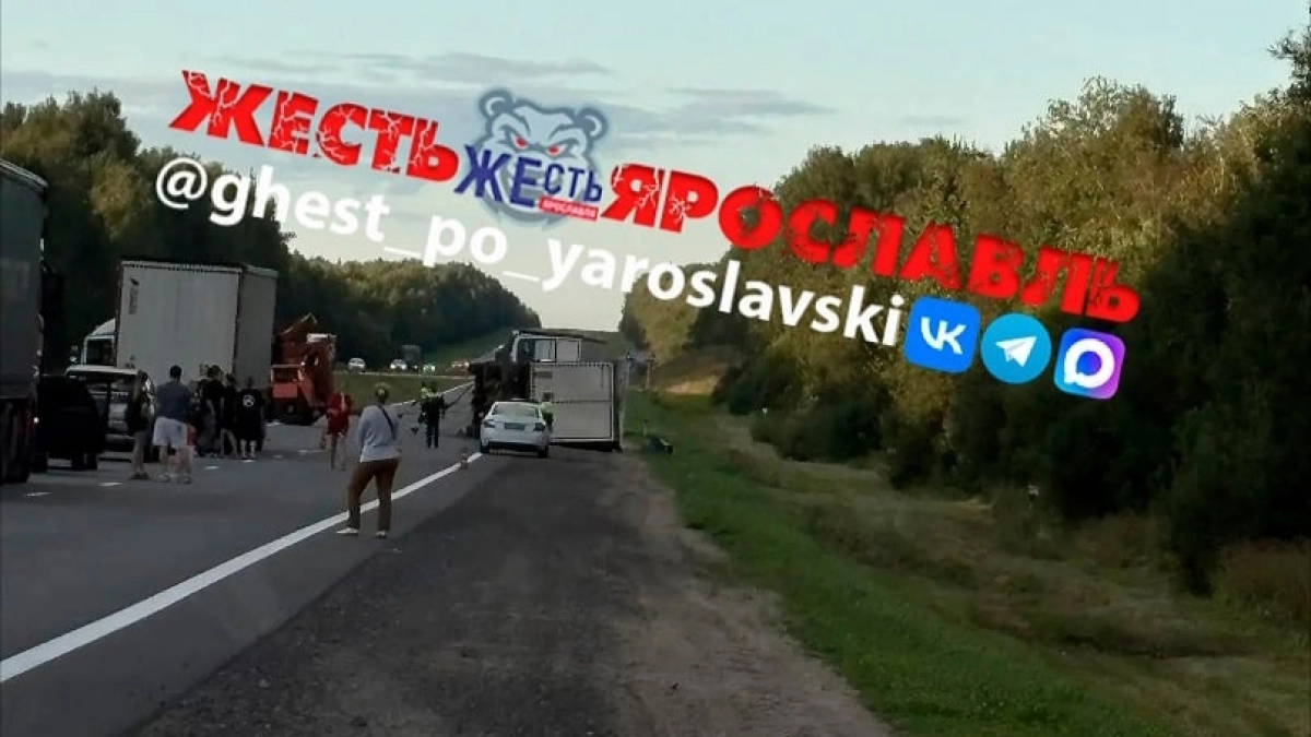 На трассе М8 под Ярославлем опрокинулся большегруз