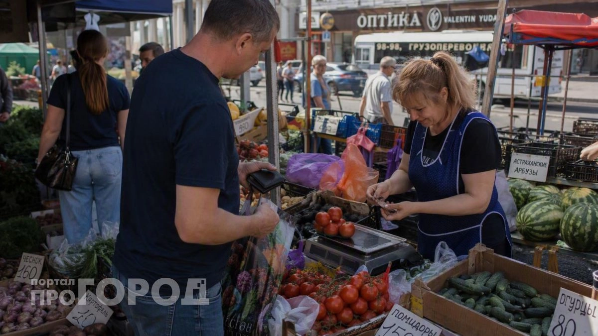 Меня нагло обвешивали годами: как продавцы на рынке незаметно воруют деньги с помощью простых уловок