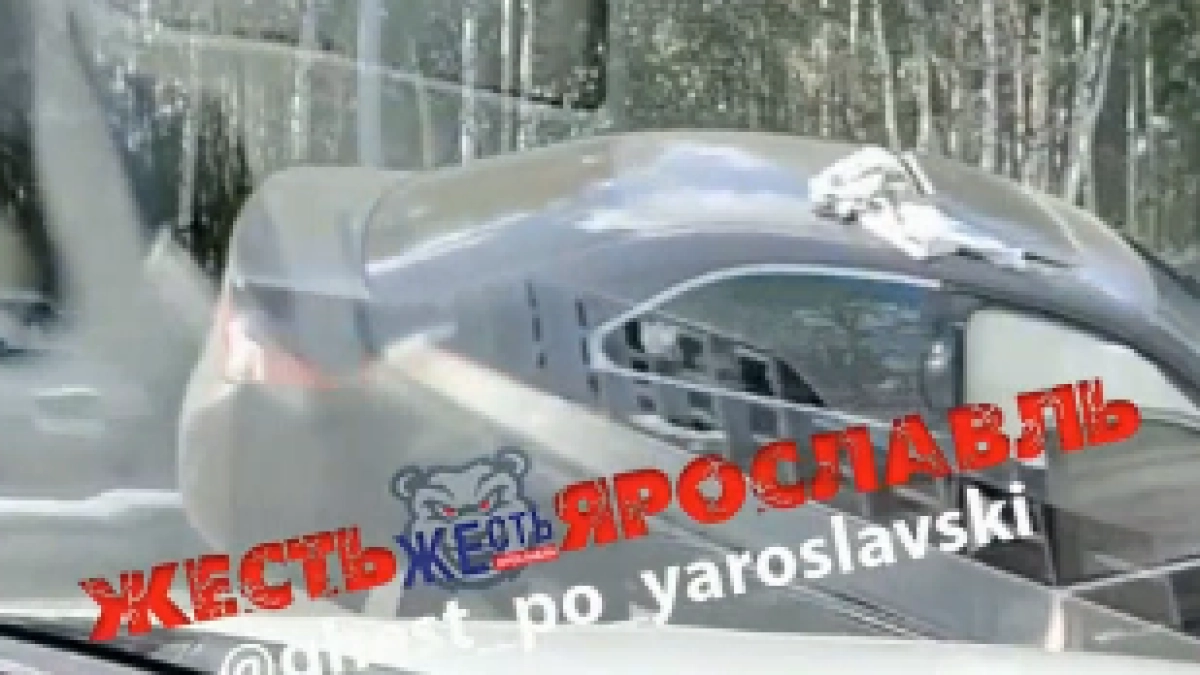 Иномарка заехала на отбойник после ДТП в Ярославле