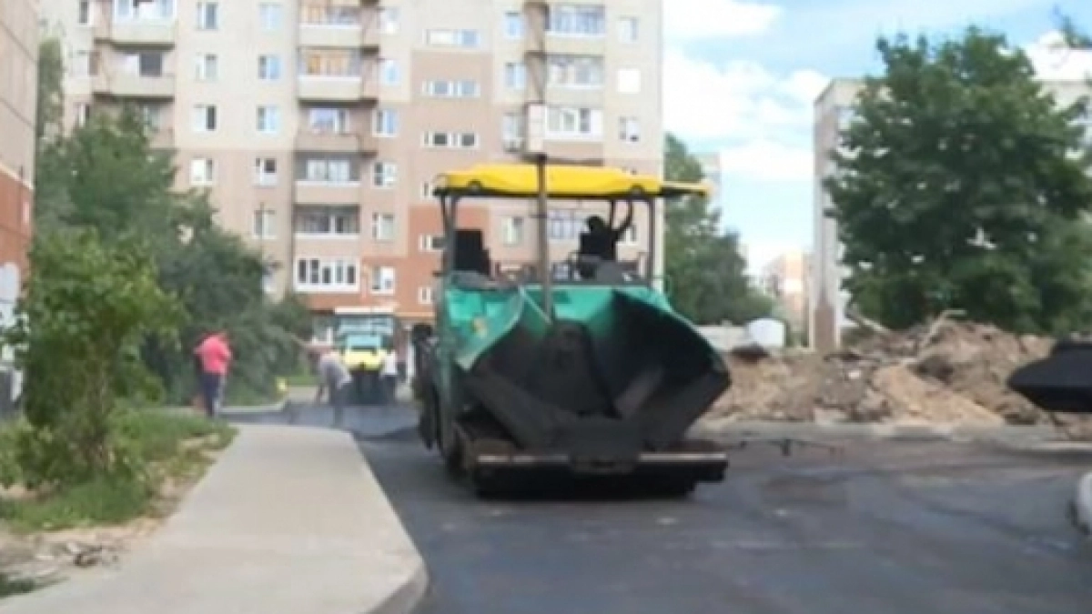 Во дворе на Красноборской в Ярославле укладывают второй слой асфальта