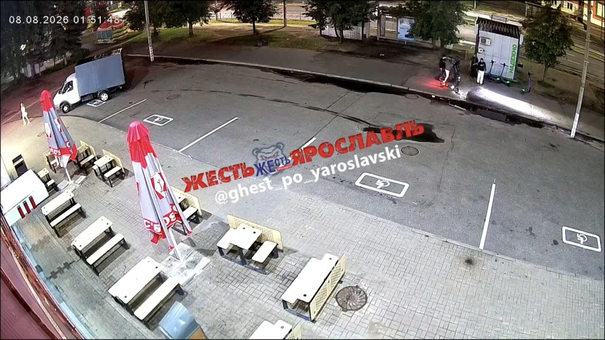 У "Авроры" толпа подростков избила мужчину на глазах девушки