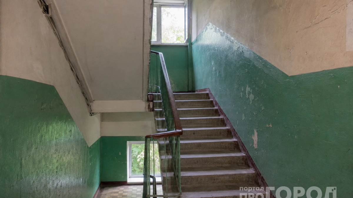 Почему в СССР стены в подъездах красили только до половины: гениальная идея советских маляров