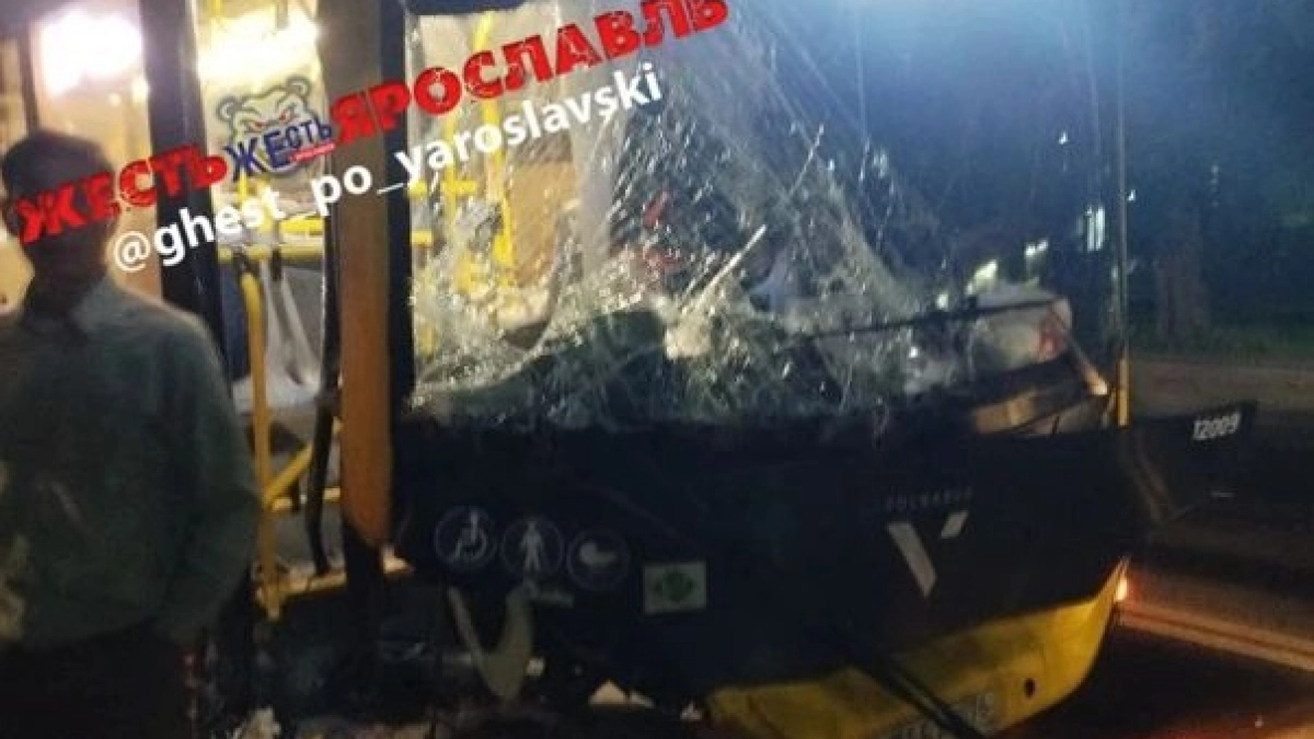 В Ярославле автобус врезался в эвакуатор:"Удар был очень сильным"
